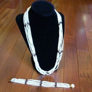 Freshwater pearl necklace and bracelet